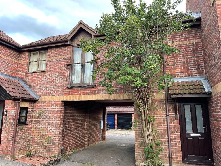 1 bedroom first floor flat. In Loddon NR14, with garage+garden 