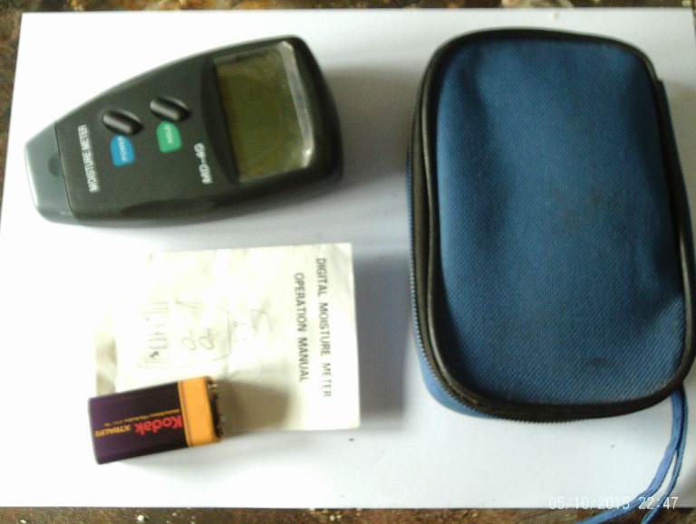 Digital Moisture Meter with Carry Case and Manual