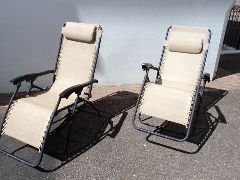 Pair of Beige Garden Recliner Chairs – Good Condition