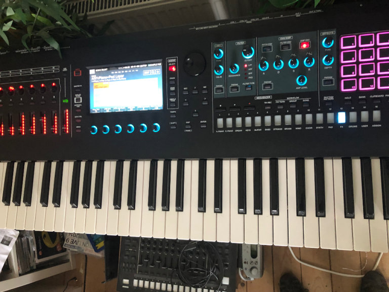 Roland Fantom 6 ,Synth/Workstation.  in like new condition