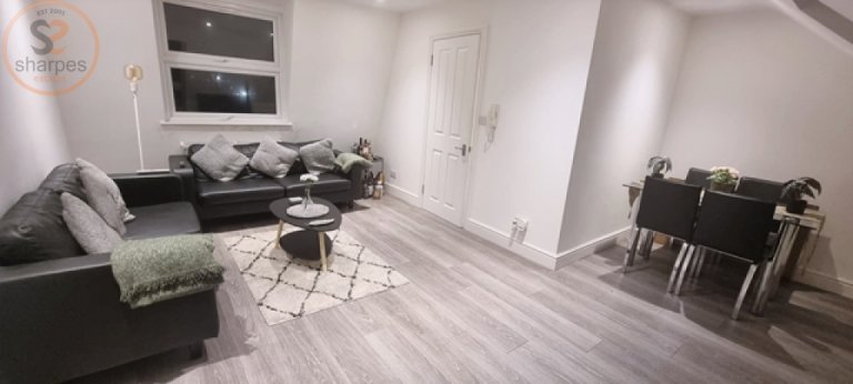 3 bedroom flat in Seaforth Avenue, New Malden, Surrey