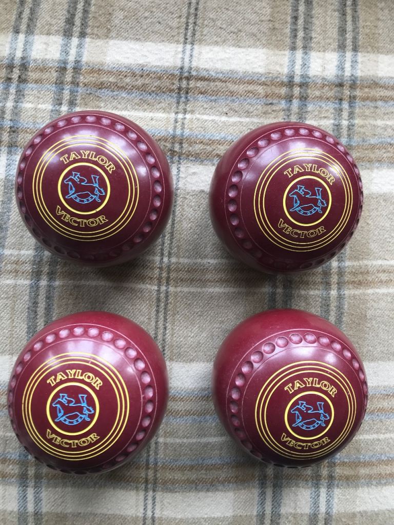 Taylor Vector size 4H BB10 bowls. Red with horse and horseshoe motif. Good condition for age.