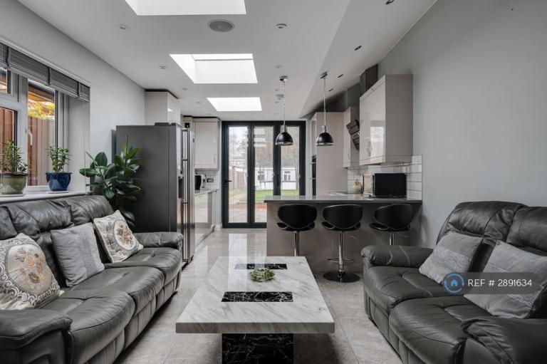 4 bedroom house in Hounslow Road, Feltham, TW13 (4 bed) (#2891634)