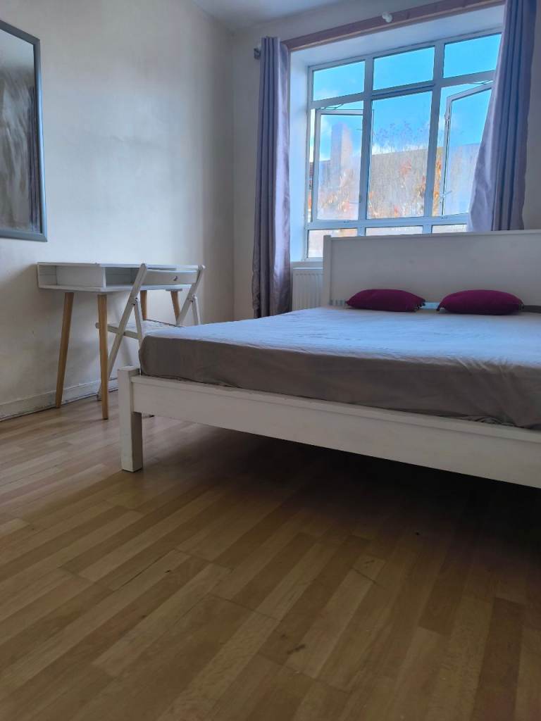 Bright & Spacious Double Room in Zone 2 near Westfield White City & Imperial College 