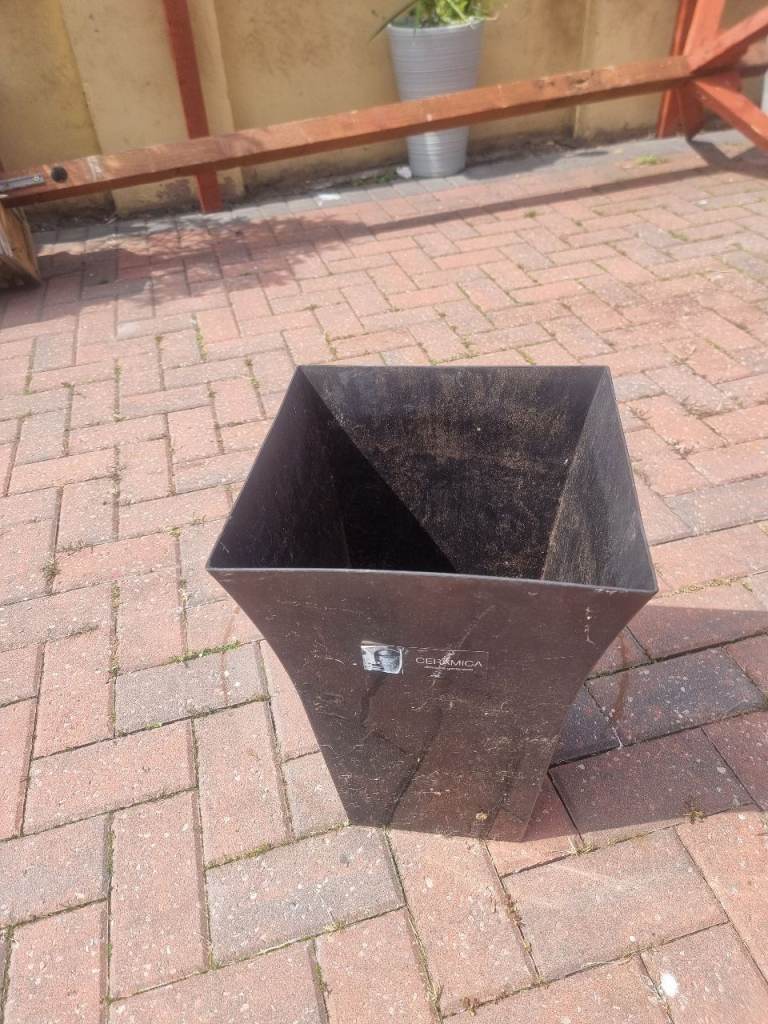 FREE TOWYN PATIO PLANTER POTS