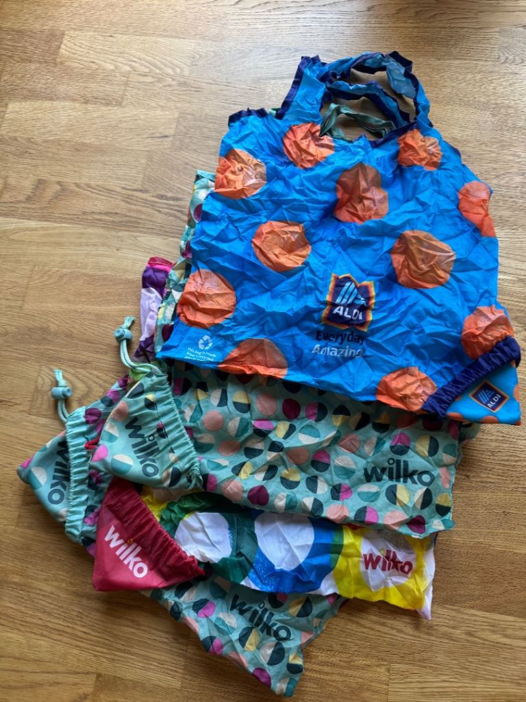 4 x Reusable / foldable light weight shopping bags 