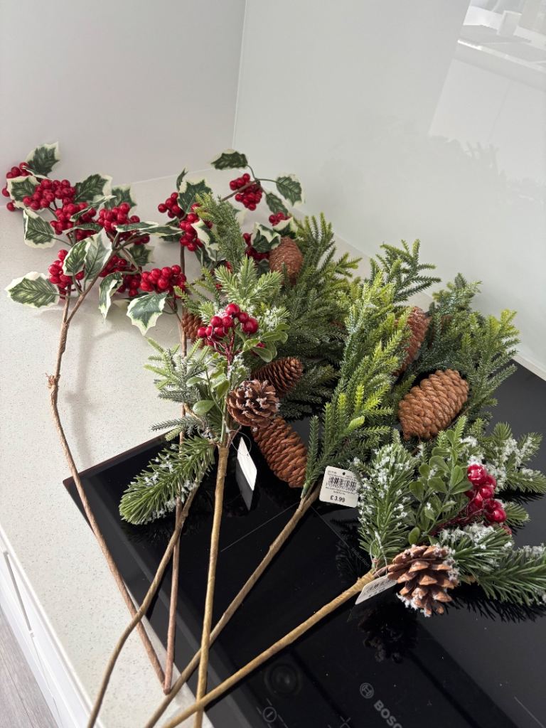Artificial Pine Branches with Pinecones Set of 2) – New Condition