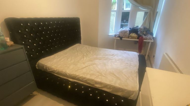 Black King Sized Bed Frame with diamanté Button Detailing – Good Condition