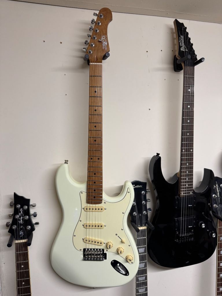 Jet Js-300 Strat Style Electric Guitar Cream/olympic white Right Handed Maple