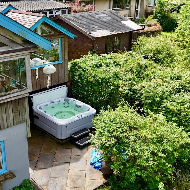 Jacuzzi J‑345 Hot Tub 2025 Model – 6‑7 Seat Spa, Bluetooth, LEDs, Fully Working – Stroud