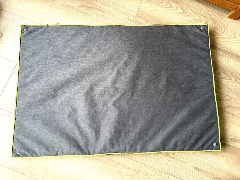 DOG BED 3 PEAKS REMOVABLE ZIP COVER IN EXCELLENT CONDITION.