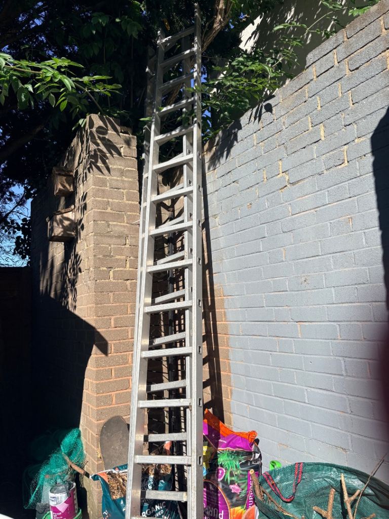 Sturdy Aluminium Extension Ladder – Good Condition