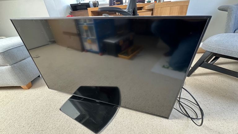 Samsung TU7020 43" Ultra HD Smart 4K HDR TV (Black) + Swivel STAND
