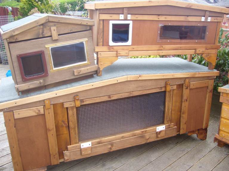 X3RABBIT HUTCH ROBUST   NON ROTT BASE  12120 WIDE £45  WALK IN MESH S 6X3FT £30 EACH  SHOWROOM     