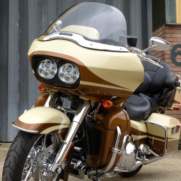 Harley Davidson FLTRUSE CVO Road Glide Ultra 1801cc – Rare collectors machine.