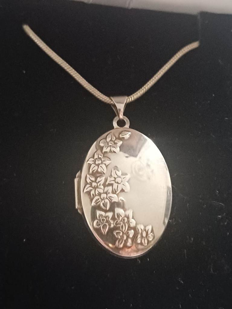 Beautiful large Oval 925 silver Locket and Chain 