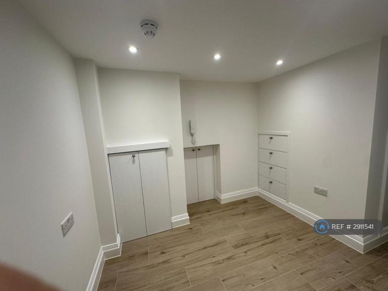 Studio flat in Bowes Road, London, N11 (#2911541)