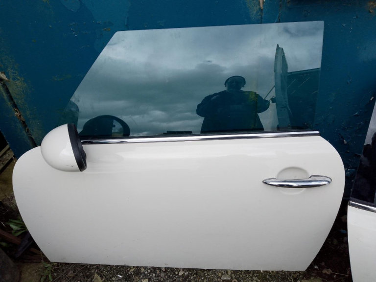 MINI R56 WHITE OR RED DOORS AVAILABLE IN GOOD CONDITION