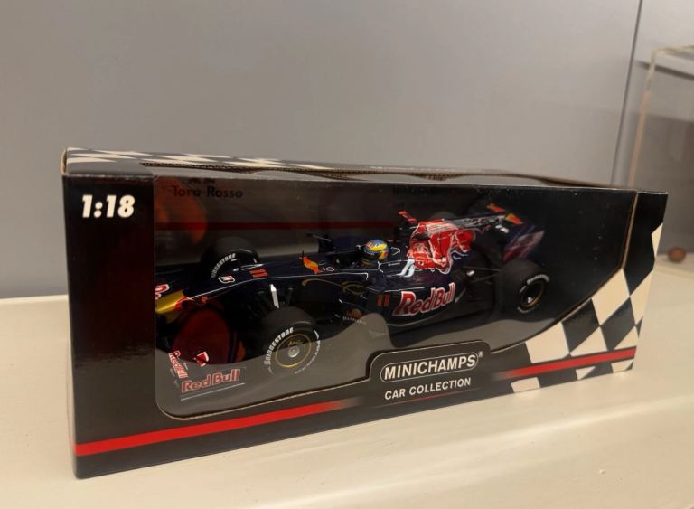 Minichamps 1:18 Toro Rosso STR4 F1 
