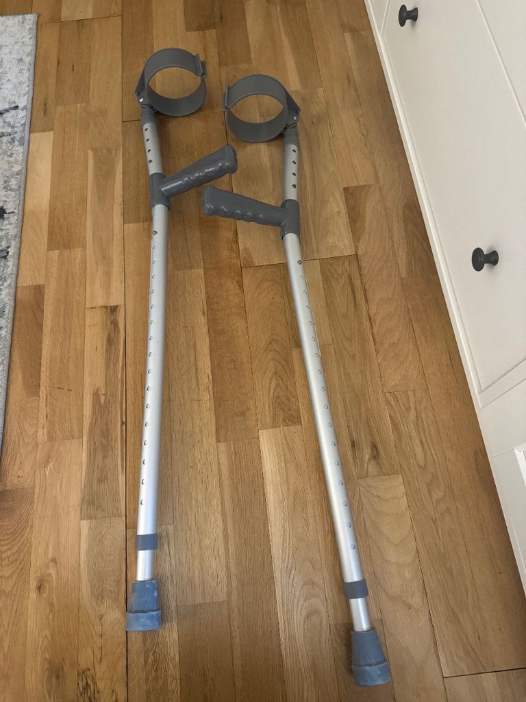 Adjustable sturdy crutches pair