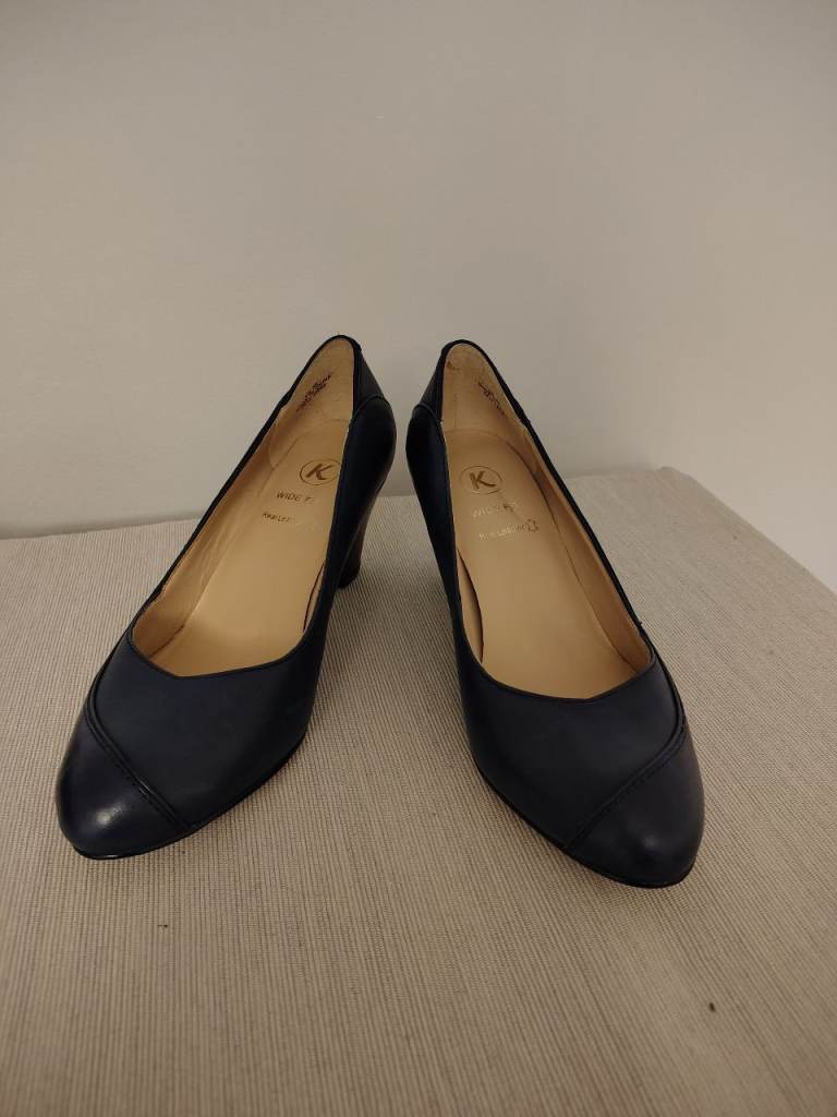 Navy bluecourt shoes 