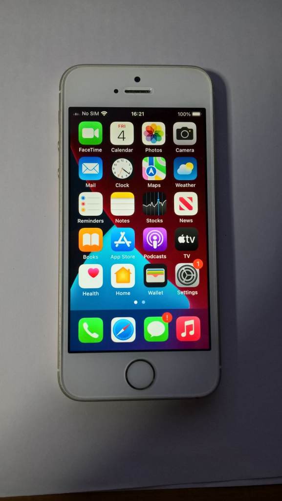 Apple iPhone SE(1-st gen.),4 inch. 32 Gb- unlocked, A 1723