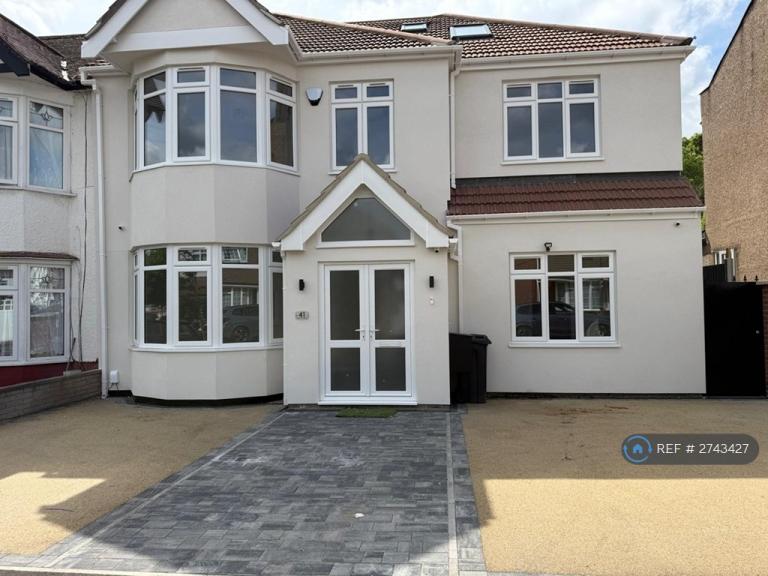 7 bedroom house in Inglehurst Gardens, Ilford, IG4 (7 bed) (#2743427)