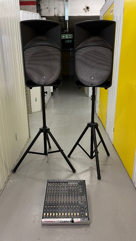Mackie Thump PA Speakers with Mackie Onyx 1620 mixing desk