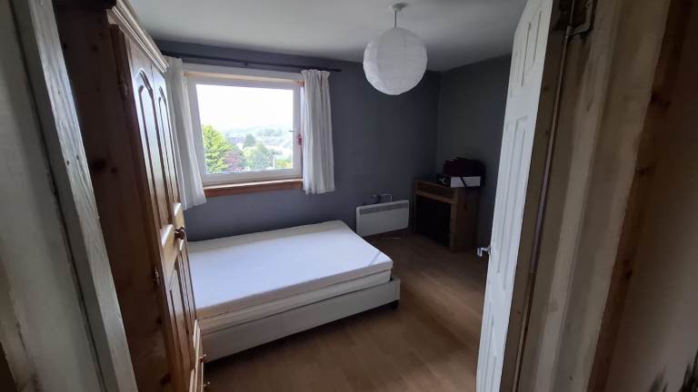 Double bedroom available from  May to let, near Kings building EH166DL