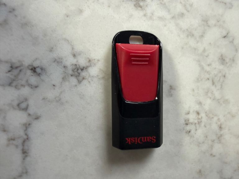 SanDisk Cruzer Edge 8GB USB 2.0 Flash Drive Memory Stick SDCZ51 Retractable PC