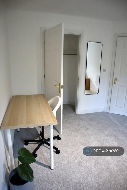 2 bedroom flat in Hadfield Close, Manchester, M14 (2 bed) (#2711380)