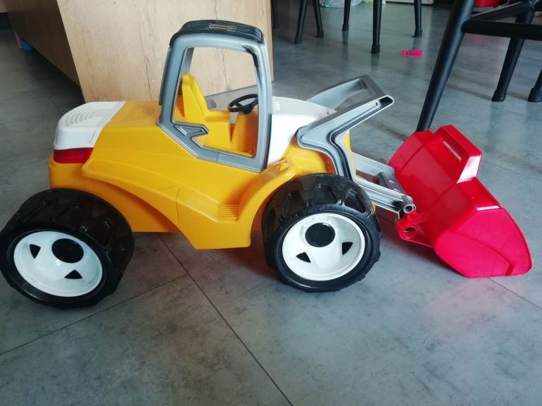 Large Lena Kids Ride-On Toy Digger Loade – very Good Condition