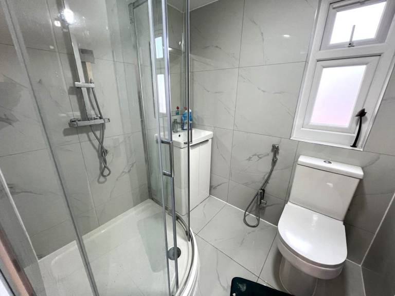 Prime Location Spacious 5/6 Bedrooms Terrace House in Chadwell Heath, Romford Drive way