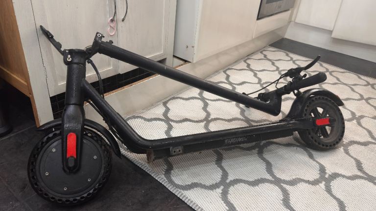 electriQ Electric Scooter – Reliable Commuter – Includes Charger