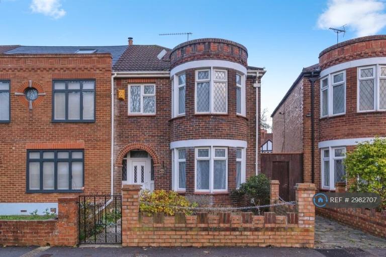 3 bedroom house in Military Road, Hilsea, Portsmouth, PO3 (3 bed) (#2982707)