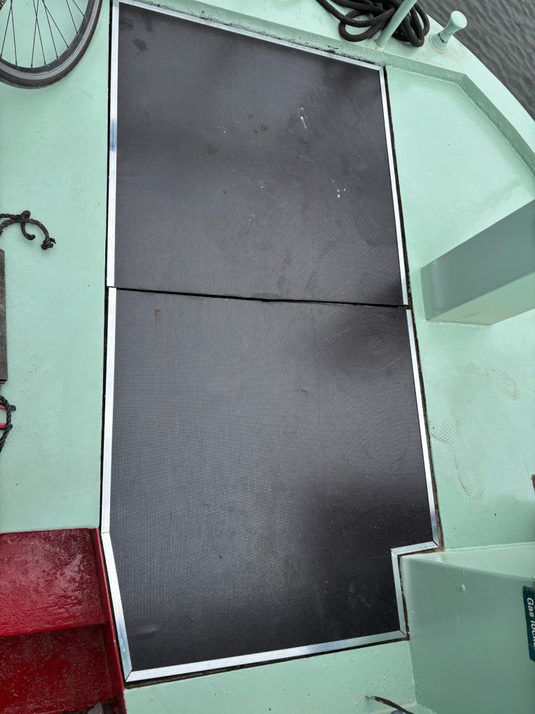 60 x 10 widebeam canalboat perfect for 1/2 people - new skylight installed