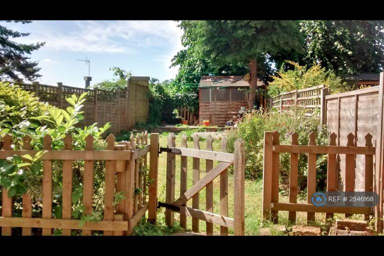 2 bedroom flat in Holly Park Road, London, N11 (2 bed) (#2846168)