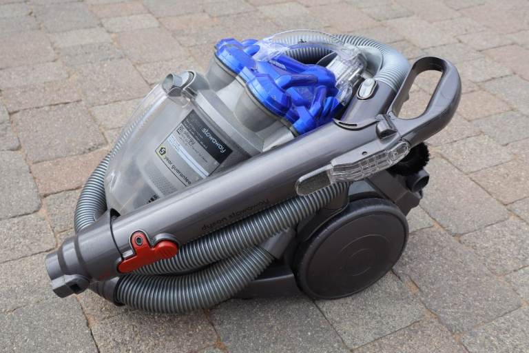 Dyson 230v vacuum cleaner in very good condition and working perfectly 