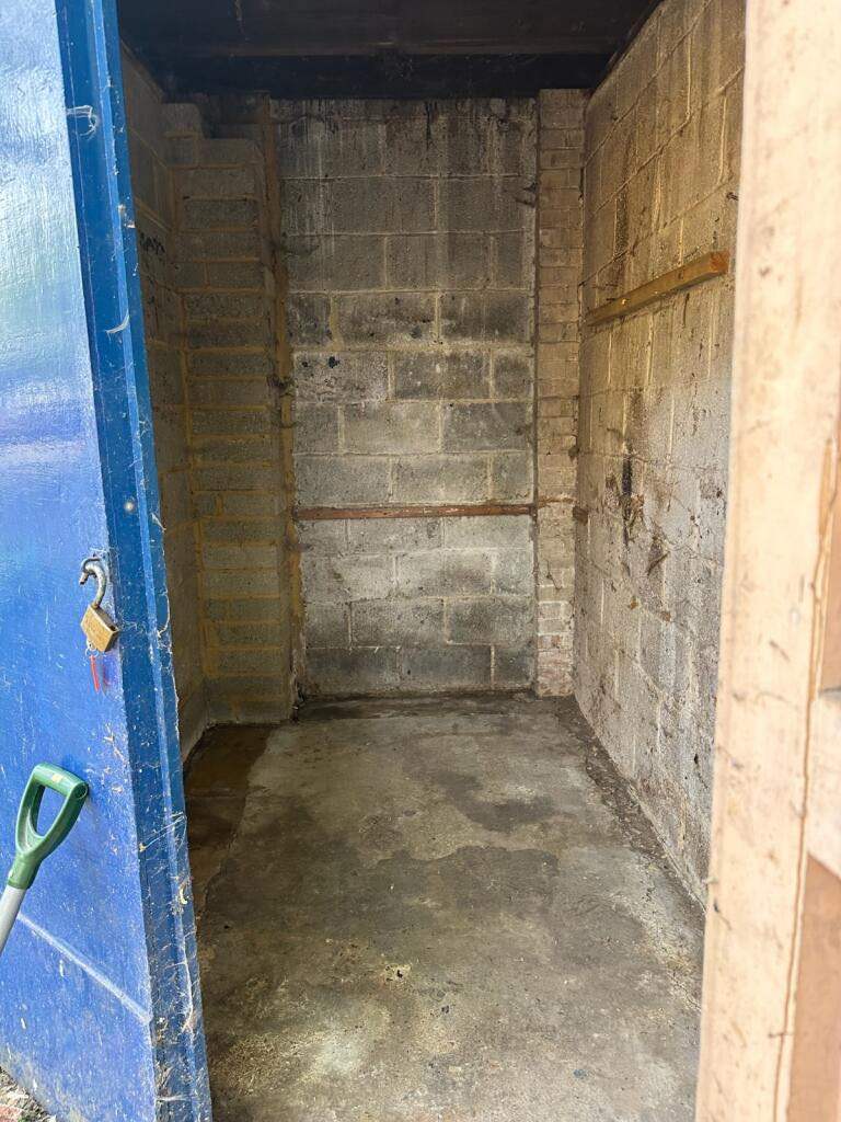 Storage unit to let in Morden