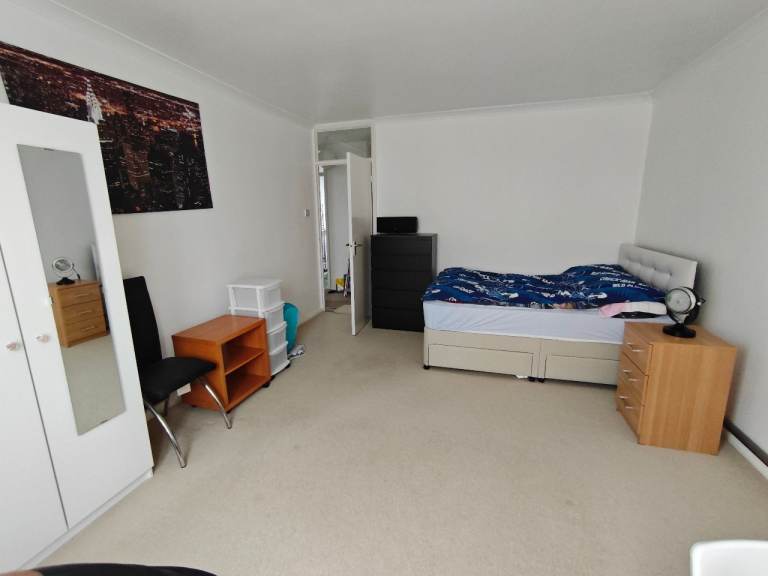 Double Room to rent Goodmayes RM6 (Single Occupancy City Professional Only, others will be ignored)