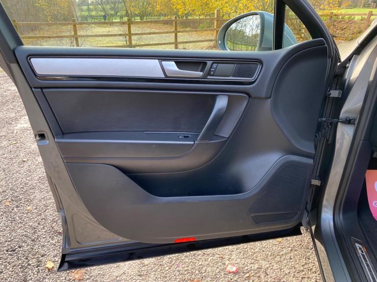 2014 Volkswagen Touareg 3.0 TDI V6 BlueMotion Tech R-Line Tiptronic 4WD Euro 5 (s/s) 5dr ESTATE D...