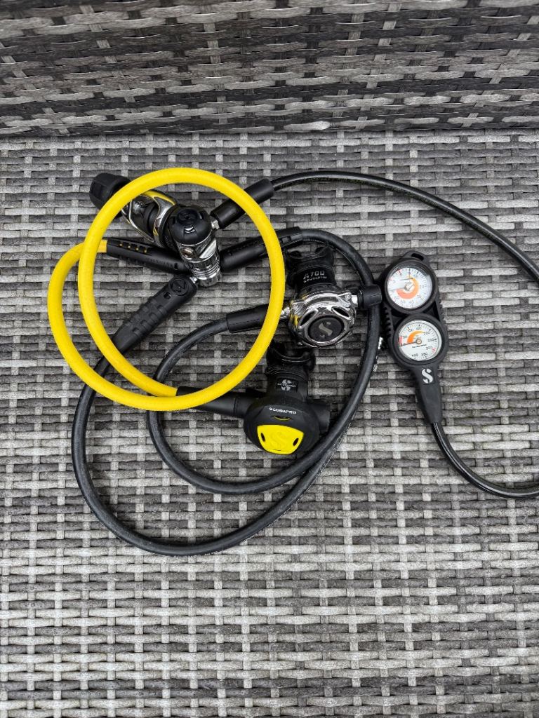 Scubapro Regulator Set with Yellow Hose and Gauges, Good Condition