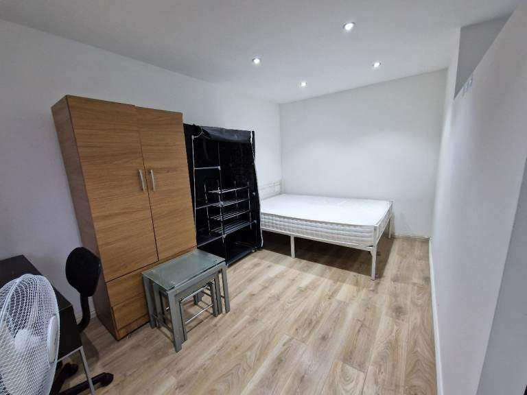 En-Suite Big Double Room, Studio to Rent Near Rainham, Elm Park & Hornchurch