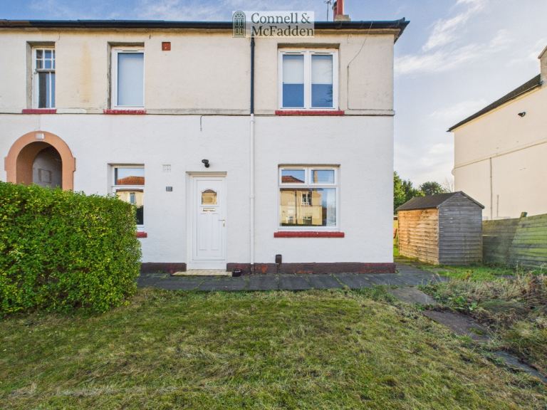 2 bedroom property wi the private front and back garden