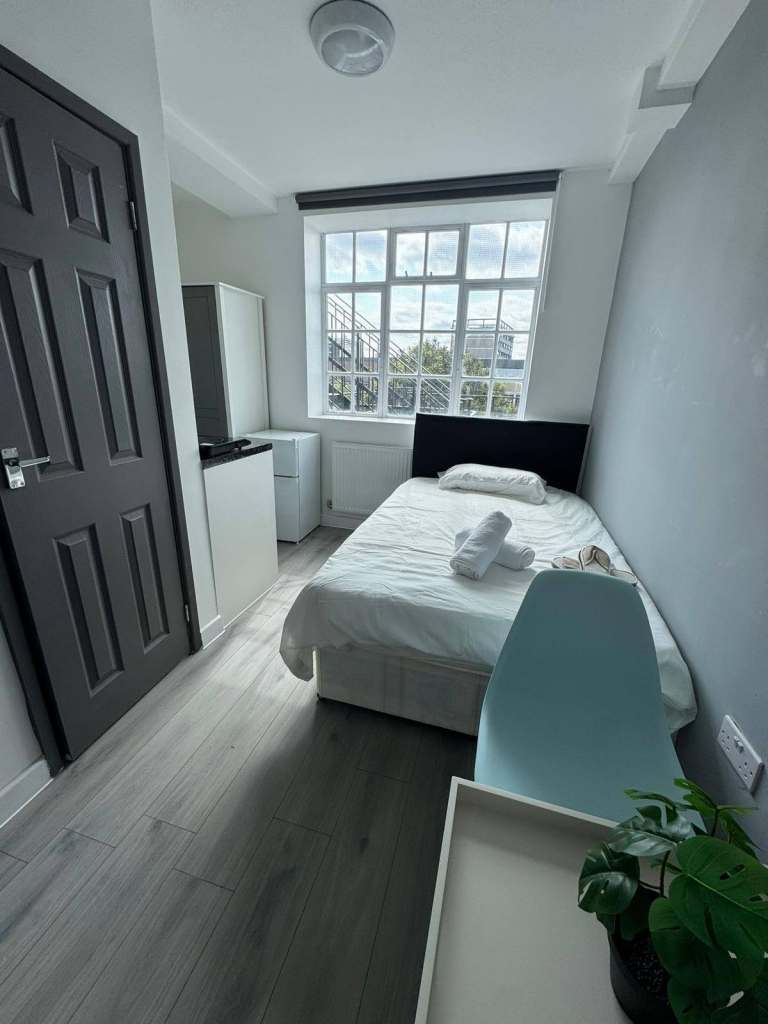 Furnished studio Flat to rent- Edgware (HA8)