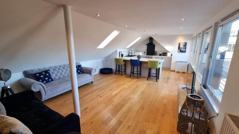 Amazing city centre 2 bed flat. Wi-fi & Parking included.