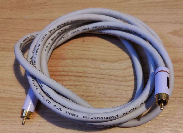 IXOS 3-metre audiophile-quality HiFi interconnect cable. High-end, oxygen-free subwoofer cable.
