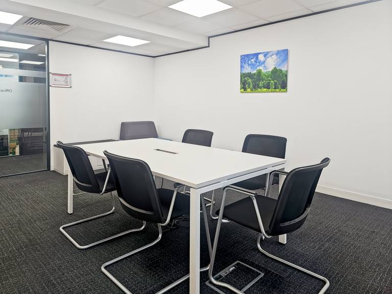 Southampton - SO15 2BG \ All-Inclusive Office Space for 4 Workstations