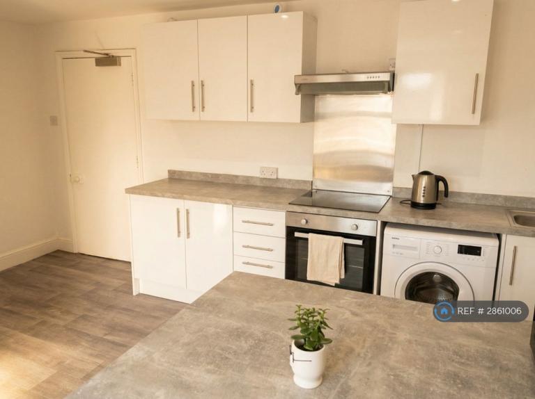 5 bedroom house in Russel Street, Gloucester, GL1 (5 bed) (#2861006)