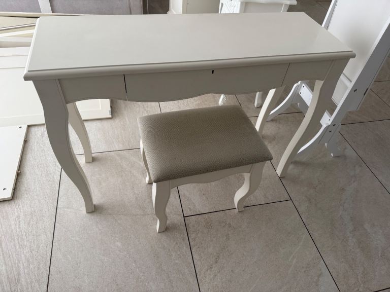 Cream dressing table with stool